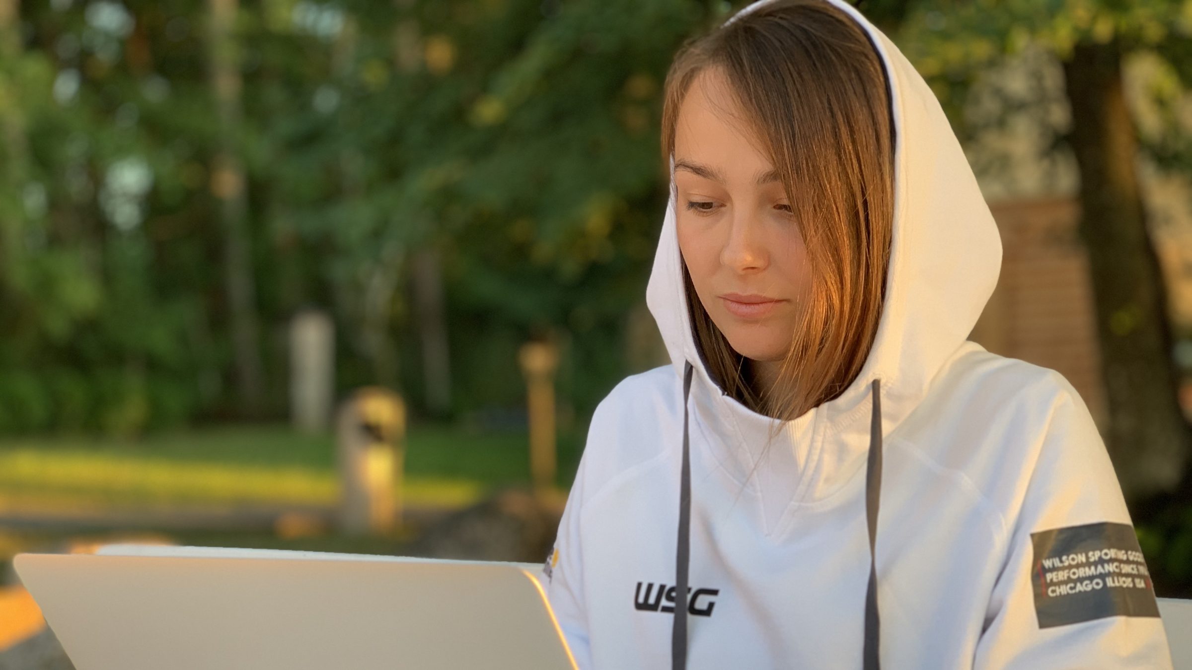 Pracowniczka Yankee Tennis Club przy laptopie — kontakt z klubem