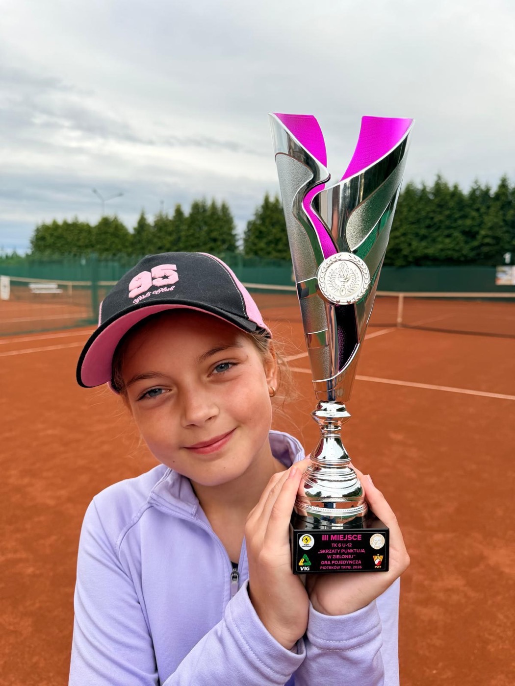 Zawodniczka Yankee Tennis Club z pucharem za 3. miejsce na korcie w Piotrkowie