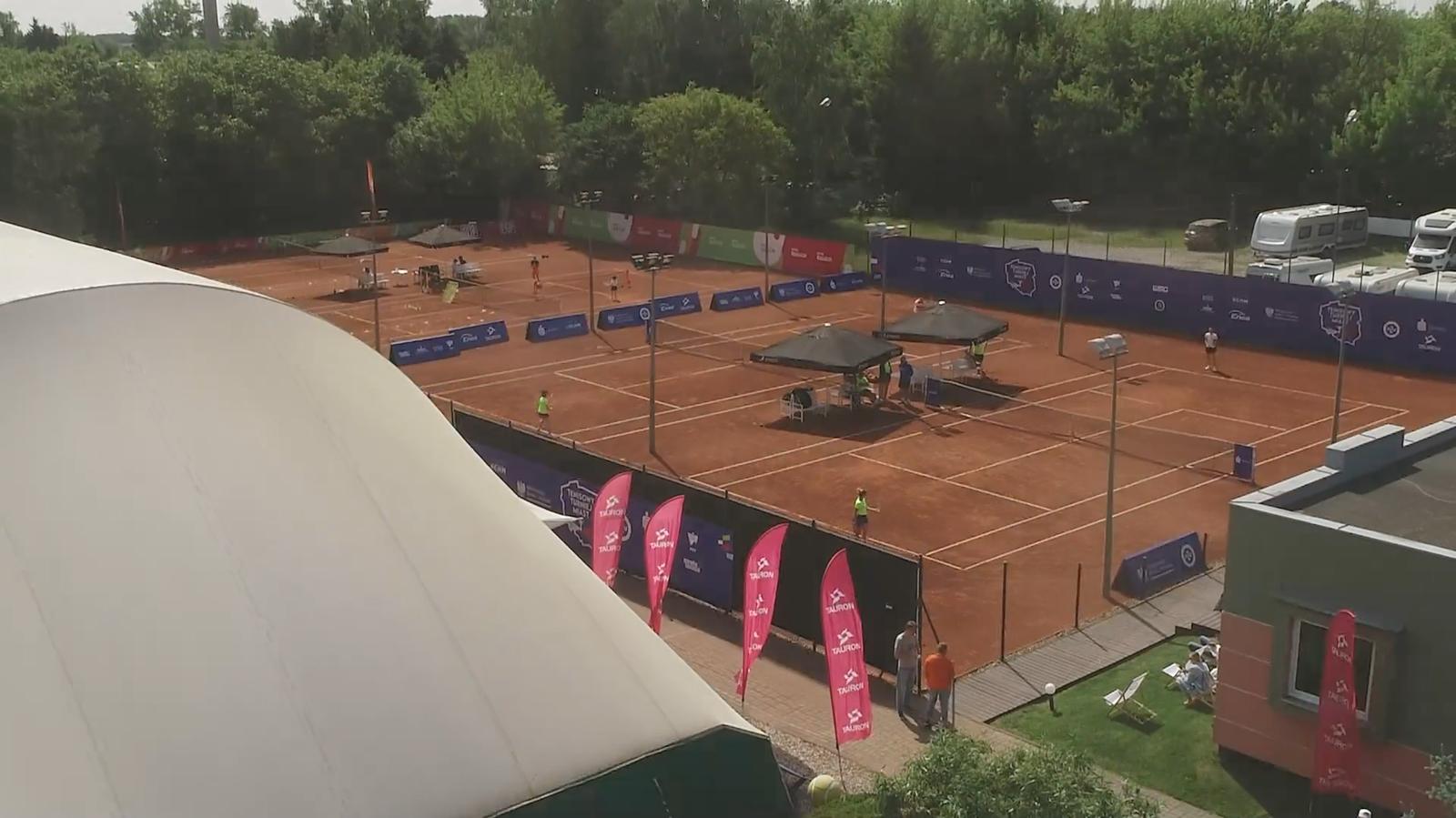 Korty Yankee Tennis Club w Jankach widziane z lotu ptaka: cztery korty ziemne, hala i parking